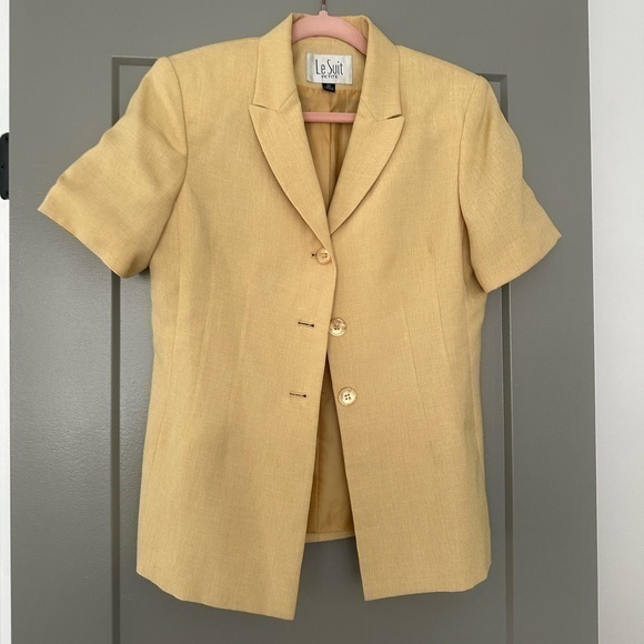 Le Suit Yellow Short Sleeve Blazer Top Women 8P unique
Condition 8.5/10 no flaws - Picture 1 of 9